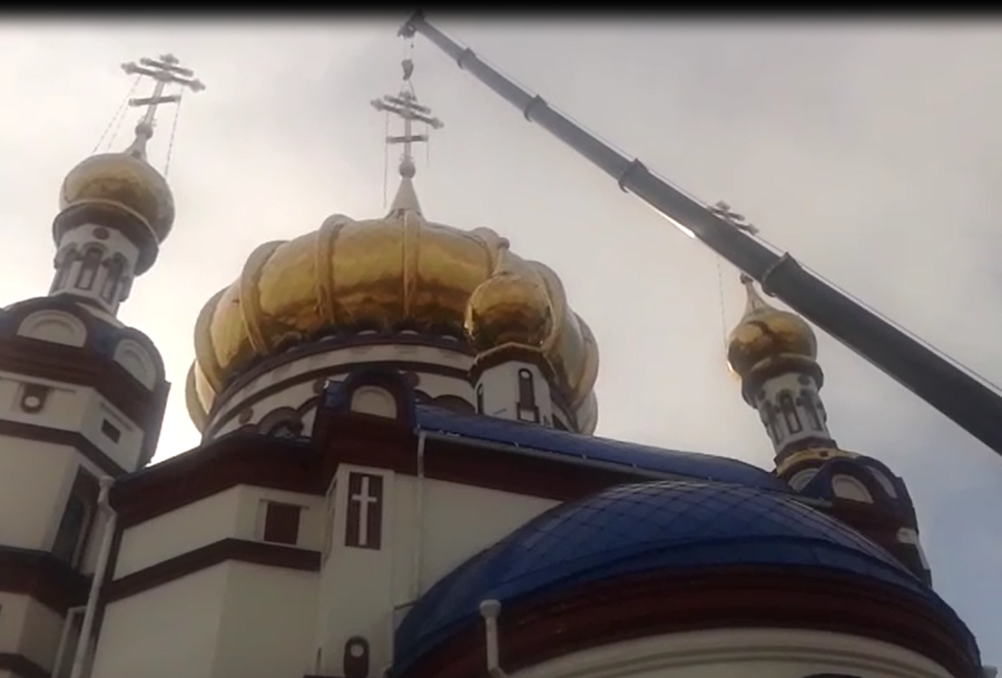 Установка купола на Соборе Рождества Христова, Новокузнецк